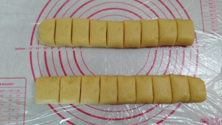 香芋酥,切成每个约3厘米宽的剂子
