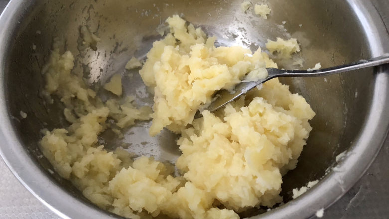 芝士焗土豆泥,用勺子或叉子碾成土豆泥，喜欢颗粒感的可以不用碾的太细，