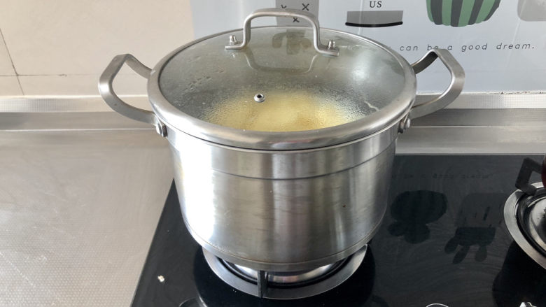 芝士焗土豆泥,蒸锅烧水，放入土豆，上汽后中火蒸约15分钟