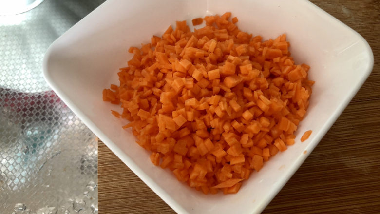 芝士焗土豆泥,胡萝卜切碎