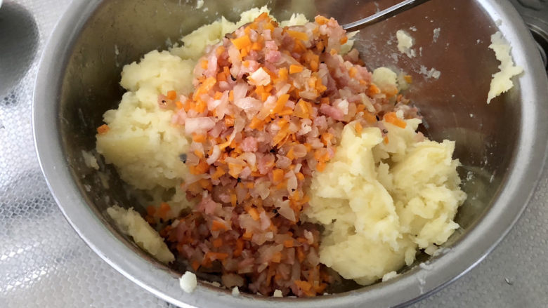 芝士焗土豆泥,加入炒好的培根洋葱胡萝卜