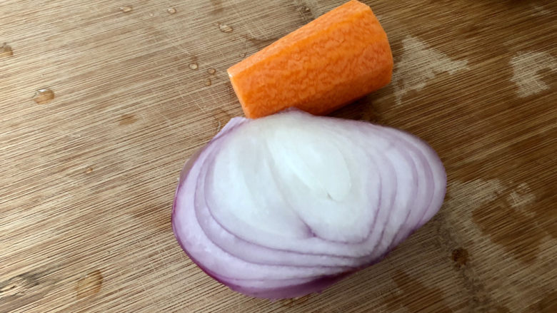 芝士焗土豆泥,蒸土豆时准备配菜：洋葱剥去外皮洗净，胡萝卜削皮