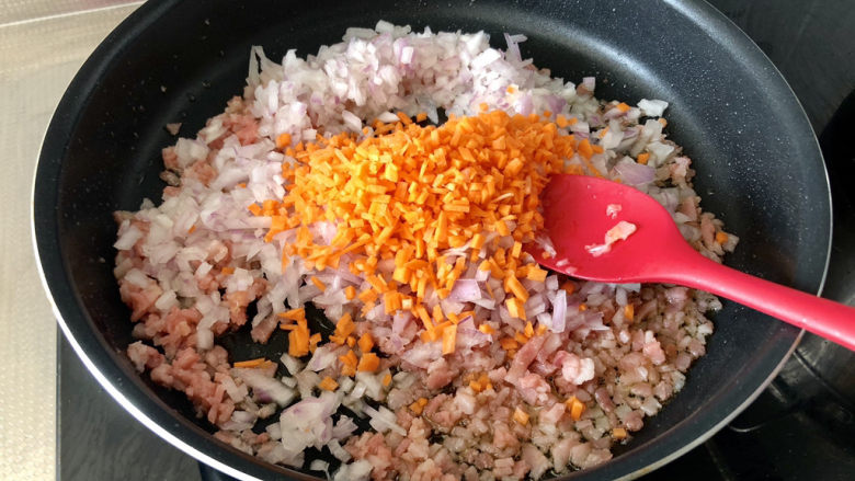 芝士焗土豆泥,加入胡萝卜碎，继续翻炒一两分钟