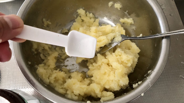 芝士焗土豆泥,加入剩余5g黄油，少许食盐，翻拌均匀