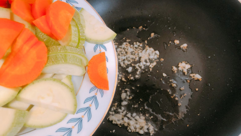 西葫芦炒虾仁,加入切好的西葫芦和胡萝卜。