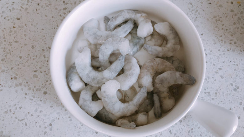 西葫芦炒虾仁,把冰冻的虾从冰箱里取出解冻。