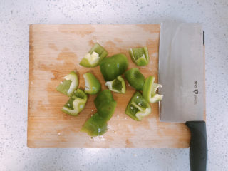 酱爆猪肝,把青辣椒也切成块状。