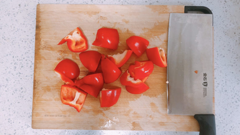 酱爆猪肝,把红辣椒切成块状。