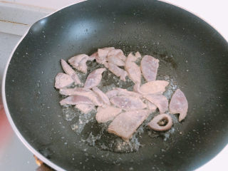 酱爆猪肝,锅内热油，放入猪肝。