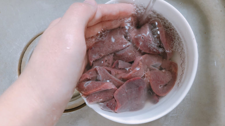 猪肝瘦肉粥,切完之后用清水洗去浮末。