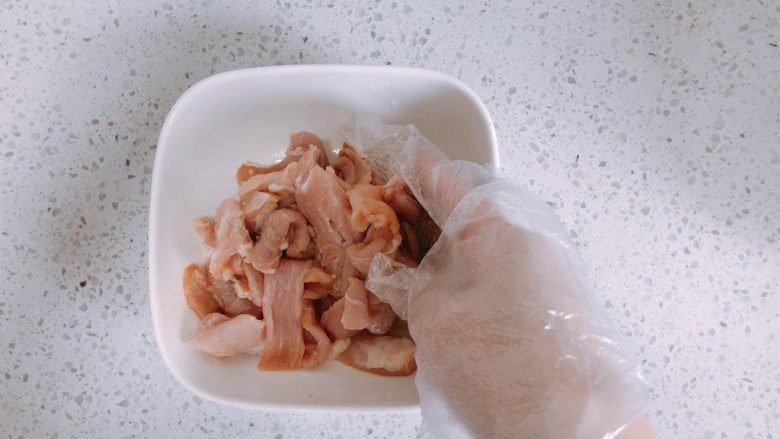 猪肝瘦肉粥,抓匀腌制15分钟。