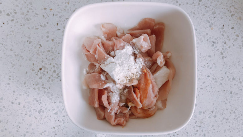 猪肝瘦肉粥,加入生抽和胡椒粉。