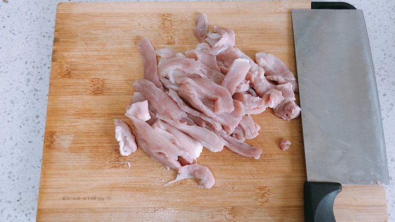 猪肝瘦肉粥,把猪肉切成片状。