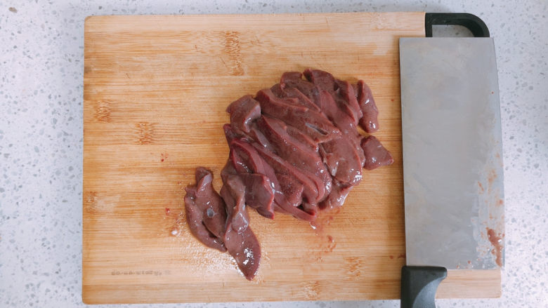 猪肝瘦肉粥,把猪肝切成片状。