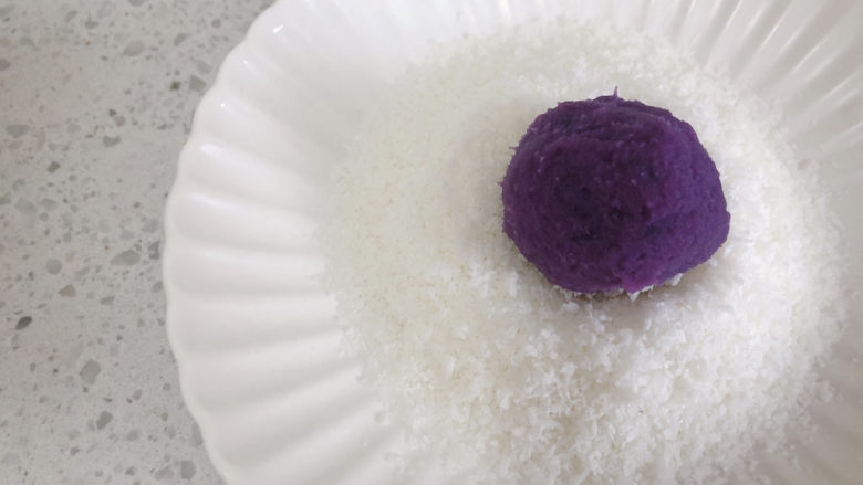 紫薯椰蓉球,把紫薯球放入椰蓉里滚一圈。