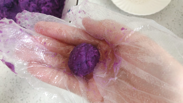 紫薯椰蓉球,带上手套，把紫薯揉成球状。