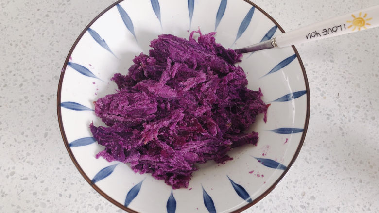 紫薯椰蓉球,这是去完皮之后的样子。