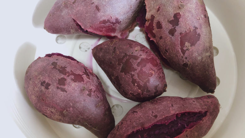 紫薯椰蓉球,把蒸熟的紫薯去皮。