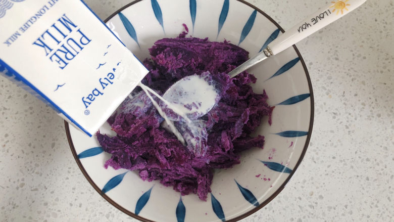 紫薯椰蓉球,倒入适量的纯牛奶。