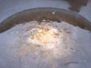 酱鸭腿,立马加入热水，一定要热水，不然倒入冷水，糖会凝固的