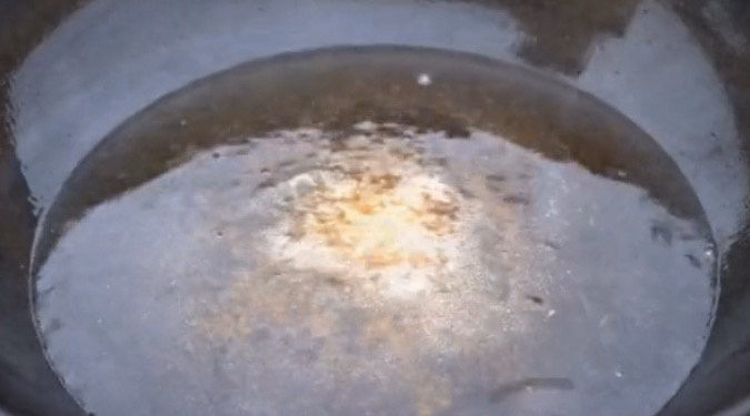 酱鸭腿,立马加入热水，一定要热水，不然倒入冷水，糖会凝固的