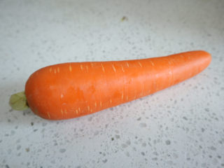 胡萝卜炖牛腩,准备好一个胡萝卜。