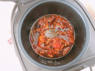 胡萝卜炖牛腩,再转移到电饭煲内炖煮一个半小时。