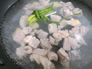 胡萝卜炖牛腩,锅内烧开水之后，放入牛腩，葱结和姜，加入料酒，出去浮末和血水，捞出来备用。