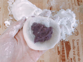 糯米紫薯糕,包入紫薯泥。