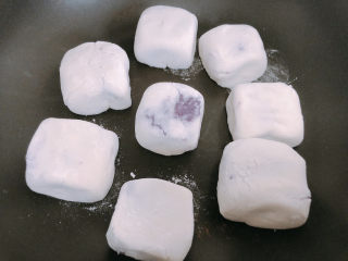 糯米紫薯糕,把每一个方块刷上油之后，放入平底锅内。