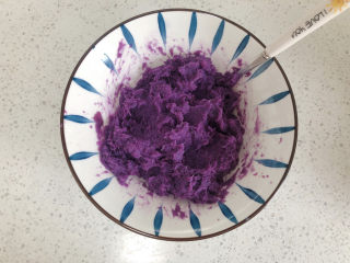糯米紫薯糕,搅拌均匀被压成紫薯泥。