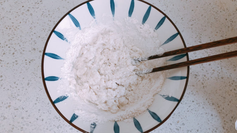糯米紫薯糕,搅拌均匀，并且不停地撒入糯米粉按压。