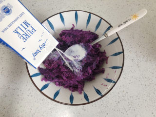 糯米紫薯糕,倒入纯牛奶。