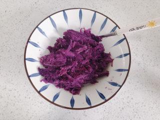 糯米紫薯糕, 这是去皮之后的样子。