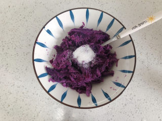 糯米紫薯糕,加入少量的白糖。