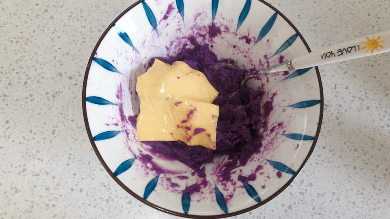 糯米紫薯糕,加入一片芝士，继续搅拌。