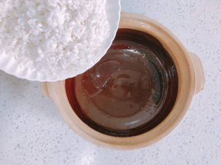 香菇滑鸡煲仔饭,把浸泡好的米放入砂锅内。