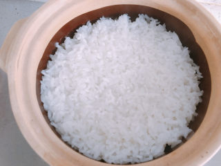 香菇滑鸡煲仔饭,米饭到八成熟的时候开盖。