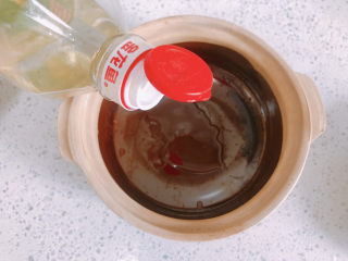 香菇滑鸡煲仔饭,砂锅内刷上油，这是生成锅巴的关键。