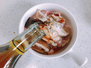 香菇滑鸡煲仔饭,加入适量的料酒。