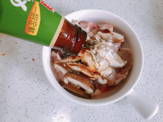 香菇滑鸡煲仔饭,加入适量的蚝油。