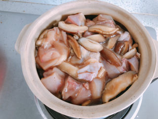 香菇滑鸡煲仔饭,鸡肉铺满整层米饭。