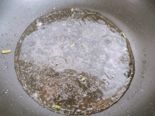 香菇滑鸡煲仔饭,加入清水，糖，生抽，蚝油，做成葱油汁。