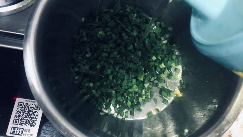 韭菜鸡蛋春卷,韭菜切碎先加入适量的油，锁住水分
