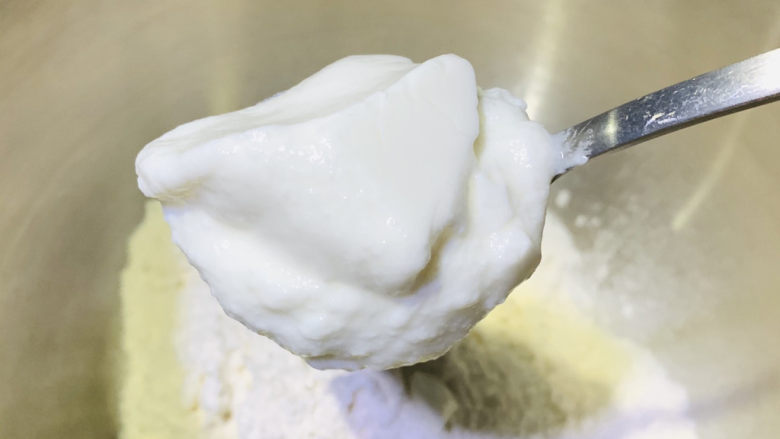 一次发酵的排包,老酸奶加入面粉中