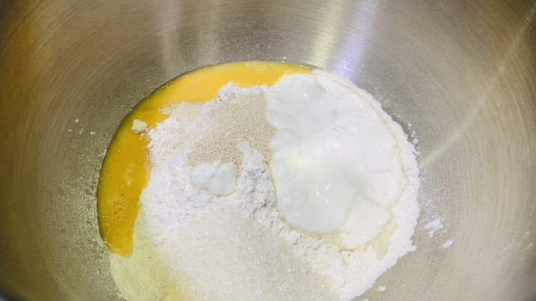 一次发酵的排包,把蛋液、发酵粉、白糖加入面粉中