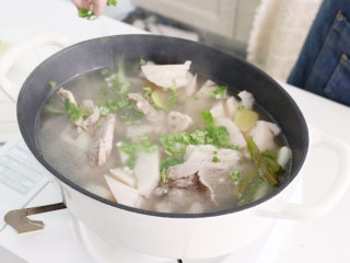 莲藕筒骨汤,和香菜后，美味鲜香的莲藕筒骨汤就做好了。汤要熬白才更加鲜香