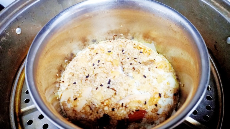 山药鸡蛋糕,水烧开后放入锅中，转中火蒸20分钟，焖两分钟
