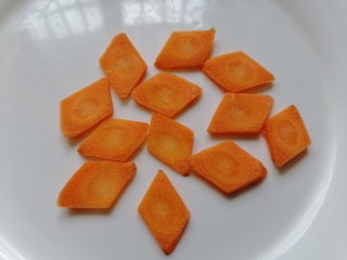 黄瓜拌腐竹,胡萝卜切成菱形片状