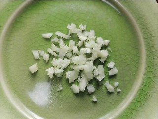 黄瓜拌腐竹,将大蒜头剁成蒜末